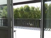 Blick vom Wohnzimmer auf den Balkon - 