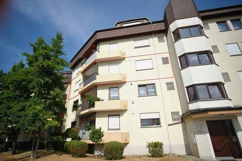Außenansicht - Stilvolle, modernisierte 4-Zimmer-Wohnung mit Balkon und EBK in Gottmadingen inkl. Garage