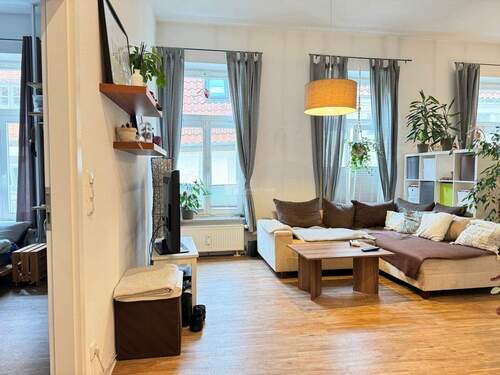 Der großzügige Wohnbereich - Gemütliches Wohnen mit Stil: Charmante 2-Zimmer-Wohnung in Top-Lage