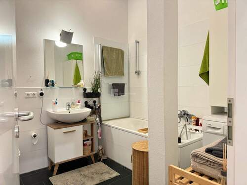 Vollbad mit Tageslicht und Waschmaschinenstellplatz - Etagenwohnung mit 59,20 m² in Schwerin zur Miete