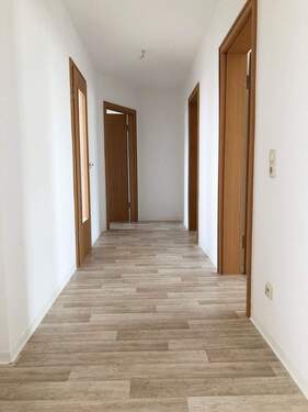Blick in den Flur - 3 Zimmer Etagenwohnung zur Miete in Riesa