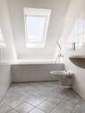 Bad mit Wanne - 3 Zimmer Etagenwohnung in Riesa