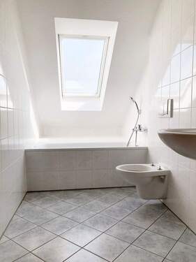 Bad mit Wanne - 3 Zimmer Etagenwohnung in Riesa