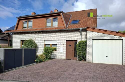 Straßenansicht - Gepflegtes Zweifamilienhaus mit Garage in guter Wohnlage von Eschweiler-Weisweiler