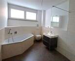 Bad 1 mit Eckwanne u. Dusche - 