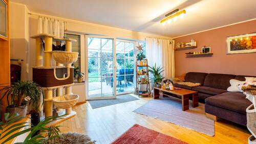 Wohnzimmer mit Terrassenzugang - Reihenendhaus mit 127,00 m&sup2; in Stuhr zum Kaufen