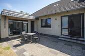 Ansicht Eingang und Anbau - Provisionsfrei für Käufer: Einfamilienbungalow mit Ferienwohnung