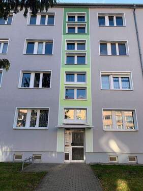 Hausansicht - 3-Zimmer-Eigentumswohnung mit großem Balkon und PKW-Stellplatz in Halberstadt