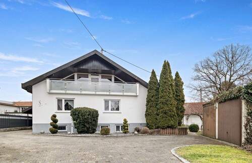 Ansicht - Freistehendes Einfamilienhaus mit großem Grundstück