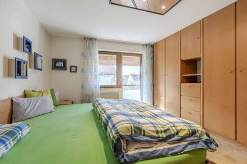 Zimmer 1 mit Zugang zum Balkon - 