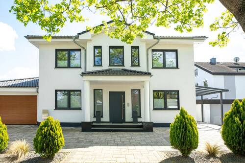 Hausansicht - Ein Zuhause zum Ankommen - modernes Familienhaus mit Licht und Raum in perfekter Symbiose
