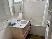 Bad mit Badewanne und Fenster - 