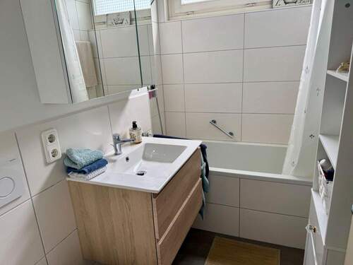 Bad mit Badewanne und Fenster - 