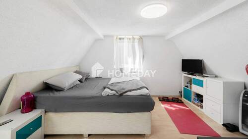 1. OG Schlafzimmer 1 - 