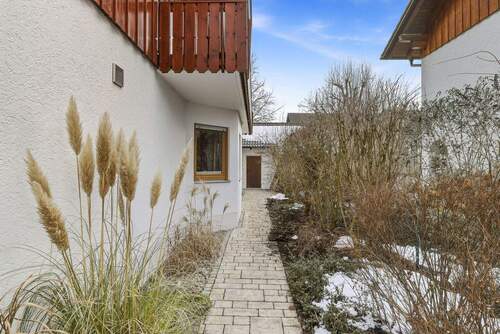 Weg zum Haus - 6 Zimmer Doppelhaushälfte in Grafing bei München