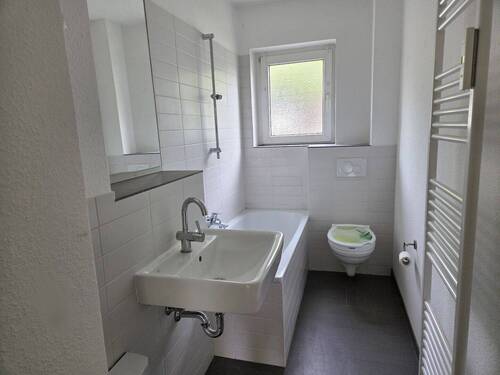 Bad mit Wanne + Fenster - 