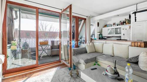 Wohnzimmer 1 - Charmante 2-Zimmer-Wohnung mit Loggia und offener Küche in Spandau