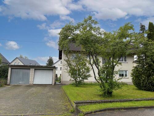 Hausansicht-Vorderseite - Attraktive und familiengerechte 4½-Zimmer-Wohnung in Königsfeld - Weiler