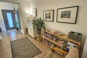 Bungalow 2 Diele mit Haustür zum Garten - 