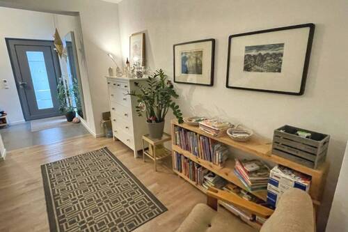 Bungalow 2 Diele mit Haustür zum Garten - 