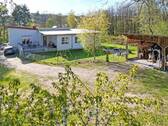 Bungalow mit Nebengebäude - 