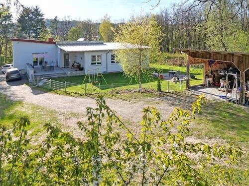 Bungalow mit Nebengebäude - 
