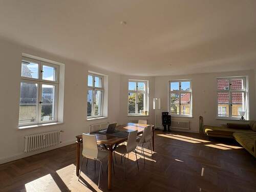 Wohnzimmer mit freiem Aussicht - Helles, modernes 2-Zimmer-Apartment in Mitte - voll möbliert