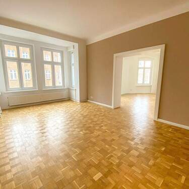 Zimmer 2 (Durchgangszimmer) - stilvoll + hell + saniert + modern ausgestattet --- Büro Praxis Atelier