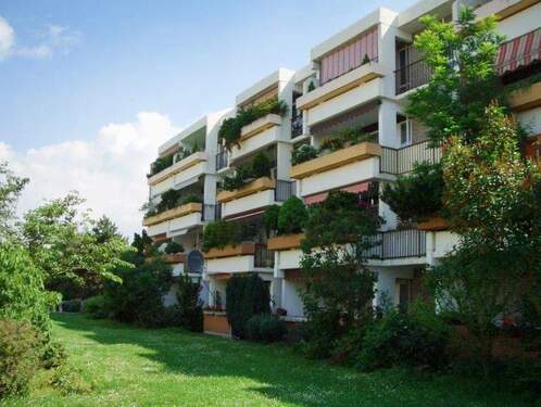 Rückansicht des mehrstöckigen Mehrfamilienhauses mit Loggien - 