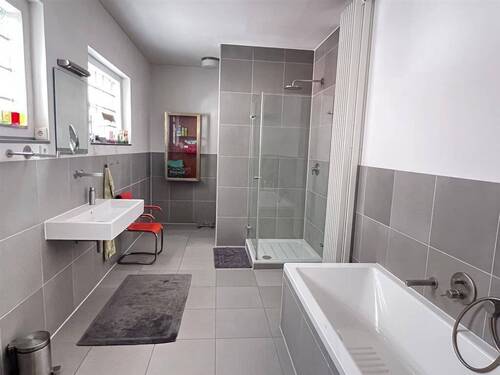 Bad mit Dusche - 