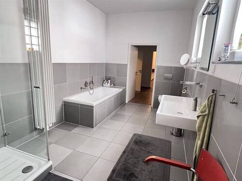 und Badewanne - 