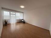 Wohnzimmer - Helle bezugsfreie 2-Zimmer-Wohnung mit Westbalkon in Top-Lage: Ideal für Selbstnutzer oder Anleger
