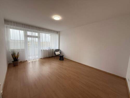 Wohnzimmer - Helle bezugsfreie 2-Zimmer-Wohnung mit Westbalkon in Top-Lage: Ideal für Selbstnutzer oder Anleger