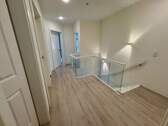 Flur mit Treppe OG - 