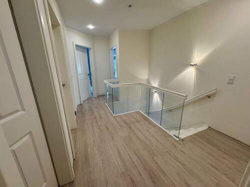 Flur mit Treppe OG - 