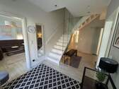 Eingangsbereich mit Treppe - 5 Zimmer Einfamilienhaus zum Kaufen in Hamburg