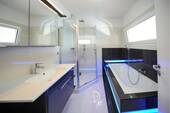 Bad mit Wanne und Dusche - 