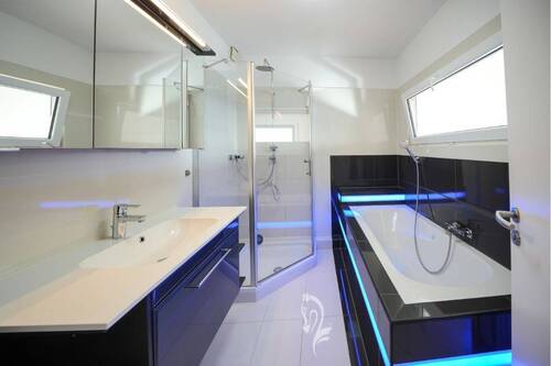 Bad mit Wanne und Dusche - 