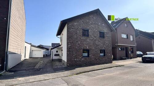 Frontansicht Rolläden hoch 2 - 4 Zimmer Einfamilienhaus zum Kaufen in Eschweiler / Hehlrath