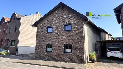 Frontansicht Rolläden hoch - 4 Zimmer Einfamilienhaus in Eschweiler / Hehlrath