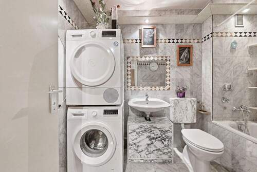 Bad mit Waschmaschinen- und Trockneranschluss - 