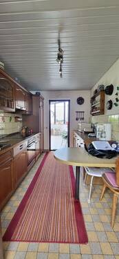 KÜCHE MIT AUSGANG ZUR TERRASSE UND IN DEN GARTEN - 