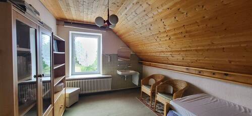 KLEINES ZIMMER MIT WASCHBECKEN IM OG - 