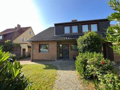 DHH - links Eingangsbereich - 1 Zimmer Mehrfamilienhaus, Wohnhaus zum Kaufen in Braunschweig