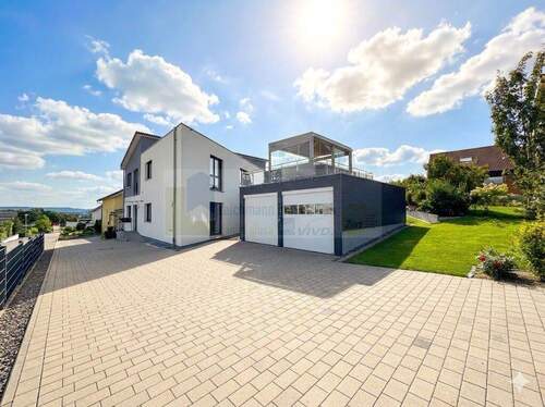 Ansicht - Premium wohnen in Donaueschingen: Junge 5-Zimmer-Komfortwohnung mit Garten, Garage und Stellplatz im energieeffizienten Zweifamilienhaus