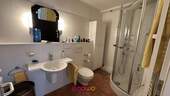 Badezimmer mit Dusche - 