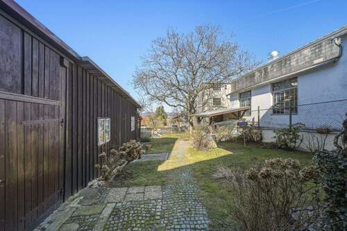 Garten und Nebengebäude - 