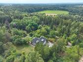 Objektansicht mit Fernblick - Absolute Privatsphäre ! Klassisches Landhaus mit Schwimmhalle und weitläufigem Naturgrundstück