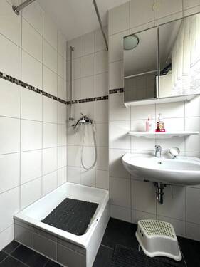 Bad mit Dusche - 