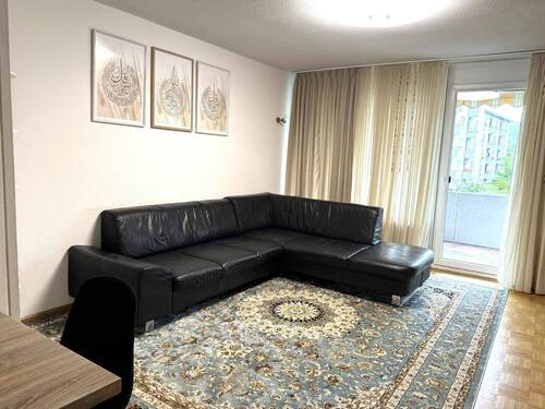 Wohnzimmer mit Parkettboden - 